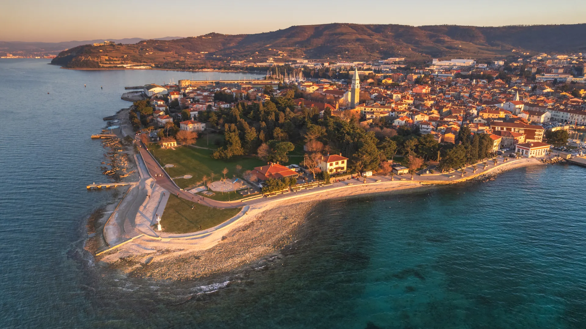 Pogled na Izolo in obalo pri Svetilniku