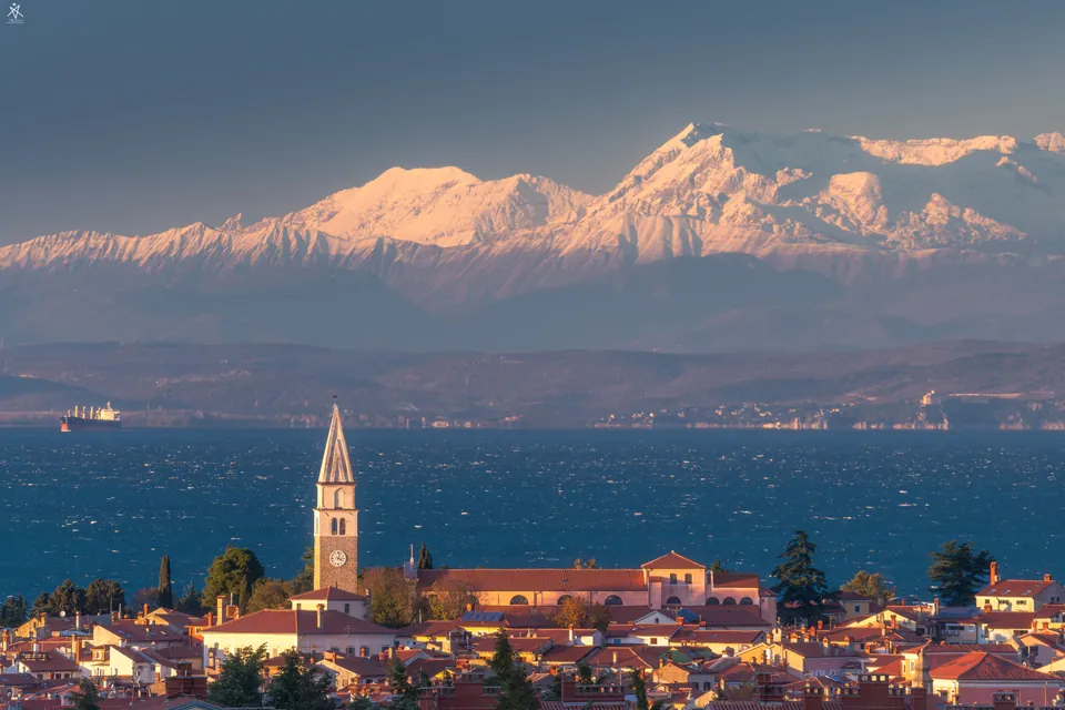 Izola s Triglavom v ozadju